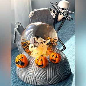 Nightmare Before Christmas Jack & Zero Light up Musical Snow globe.